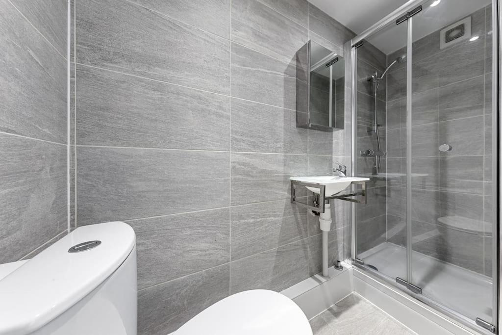 Tranquil Escape In Hertfordshire, Free Parking, 2 Bed, 2 Bath, Sleeps 6 Bushey Kültér fotó
