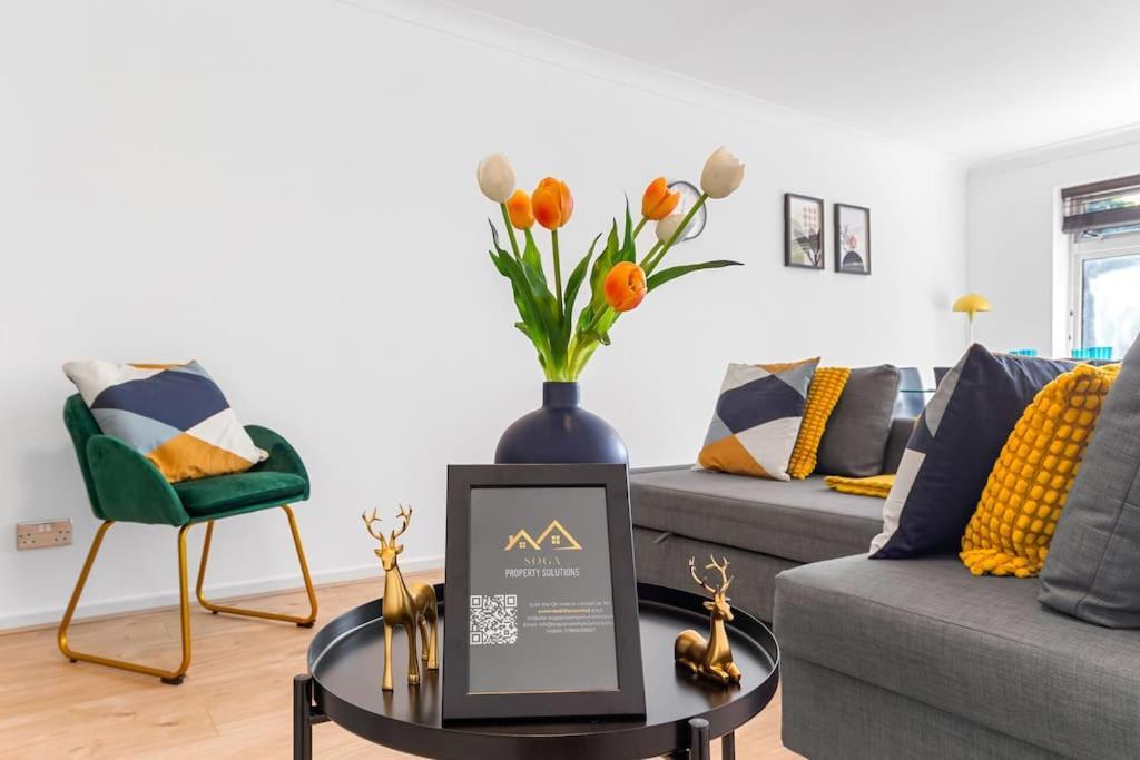Tranquil Escape In Hertfordshire, Free Parking, 2 Bed, 2 Bath, Sleeps 6 Bushey Kültér fotó