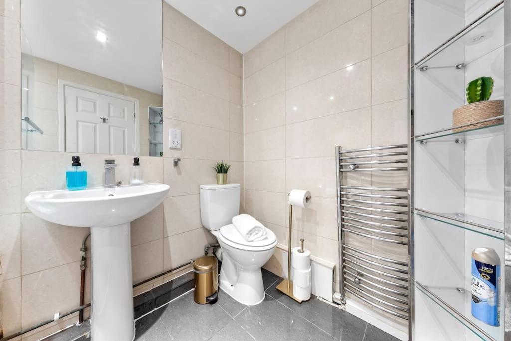 Tranquil Escape In Hertfordshire, Free Parking, 2 Bed, 2 Bath, Sleeps 6 Bushey Kültér fotó