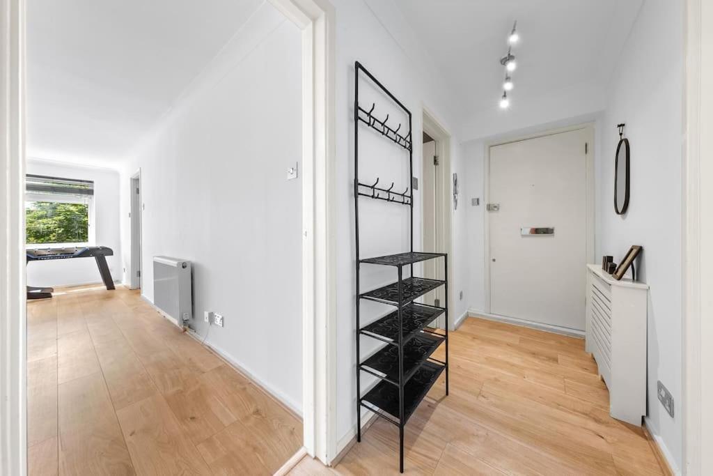 Tranquil Escape In Hertfordshire, Free Parking, 2 Bed, 2 Bath, Sleeps 6 Bushey Kültér fotó