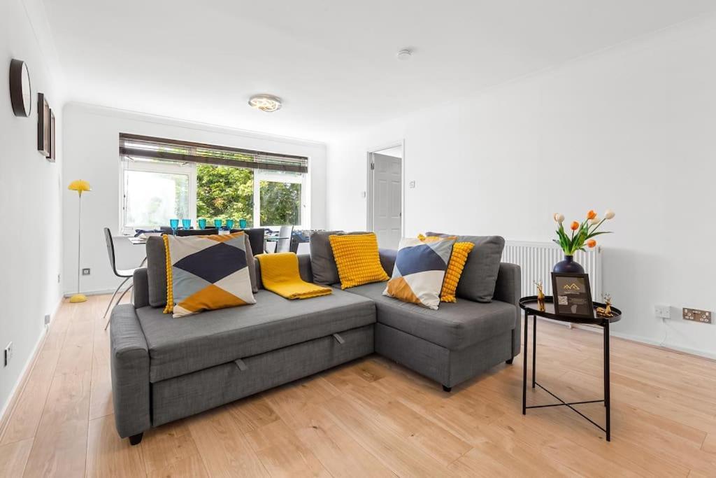 Tranquil Escape In Hertfordshire, Free Parking, 2 Bed, 2 Bath, Sleeps 6 Bushey Kültér fotó