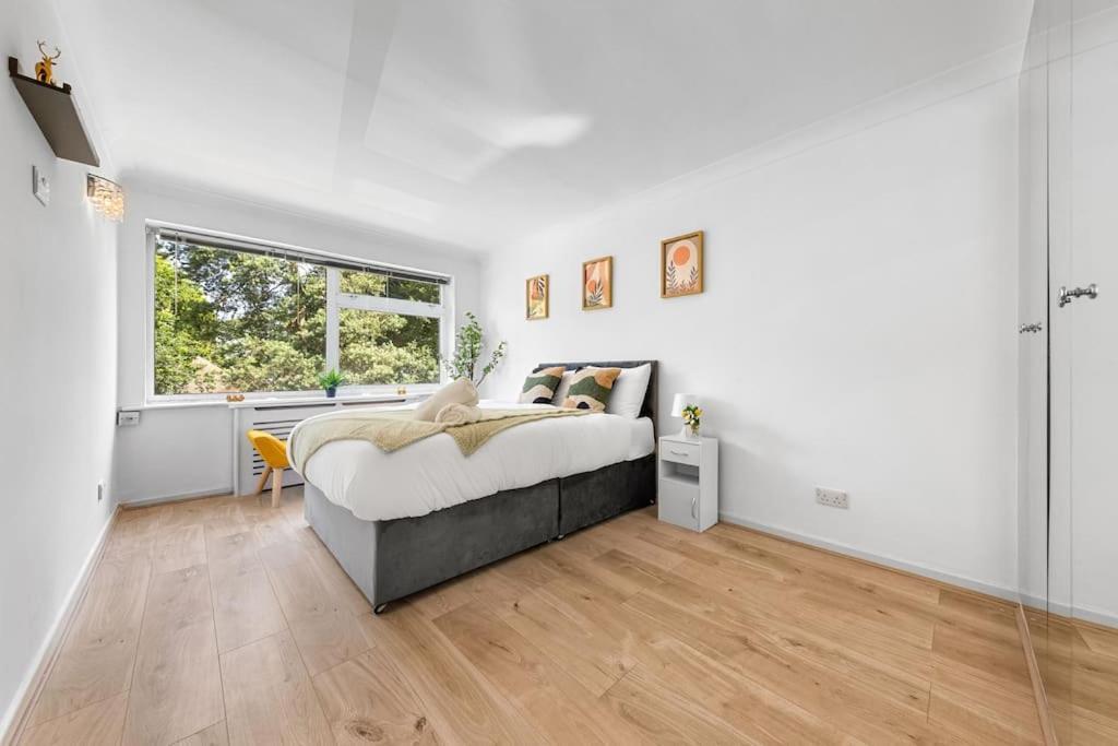 Tranquil Escape In Hertfordshire, Free Parking, 2 Bed, 2 Bath, Sleeps 6 Bushey Kültér fotó