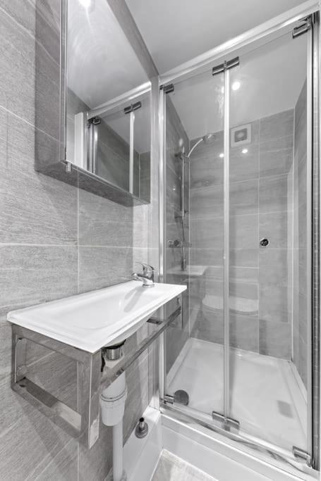 Tranquil Escape In Hertfordshire, Free Parking, 2 Bed, 2 Bath, Sleeps 6 Bushey Kültér fotó