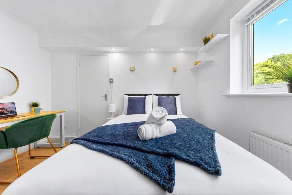 Tranquil Escape In Hertfordshire, Free Parking, 2 Bed, 2 Bath, Sleeps 6 Bushey Kültér fotó