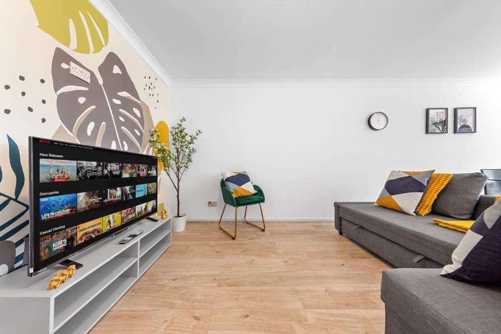 Tranquil Escape In Hertfordshire, Free Parking, 2 Bed, 2 Bath, Sleeps 6 Bushey Kültér fotó