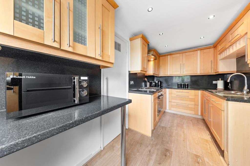 Tranquil Escape In Hertfordshire, Free Parking, 2 Bed, 2 Bath, Sleeps 6 Bushey Kültér fotó