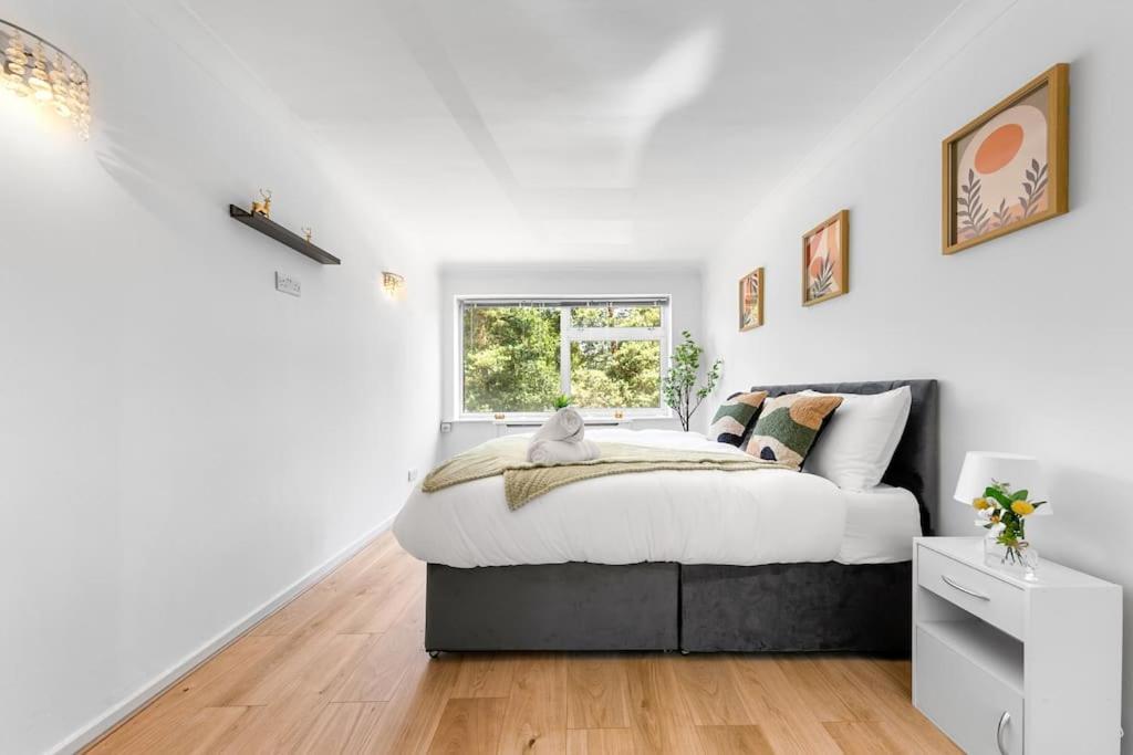 Tranquil Escape In Hertfordshire, Free Parking, 2 Bed, 2 Bath, Sleeps 6 Bushey Kültér fotó