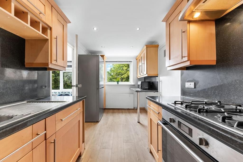 Tranquil Escape In Hertfordshire, Free Parking, 2 Bed, 2 Bath, Sleeps 6 Bushey Kültér fotó