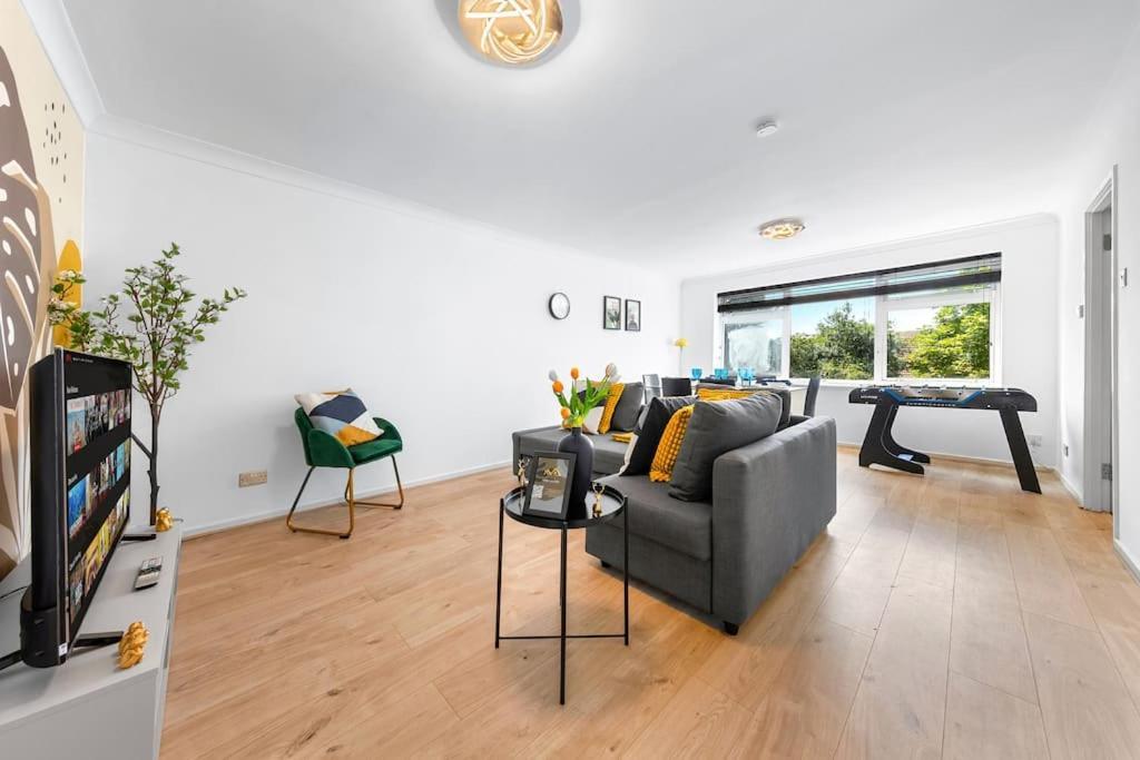 Tranquil Escape In Hertfordshire, Free Parking, 2 Bed, 2 Bath, Sleeps 6 Bushey Kültér fotó