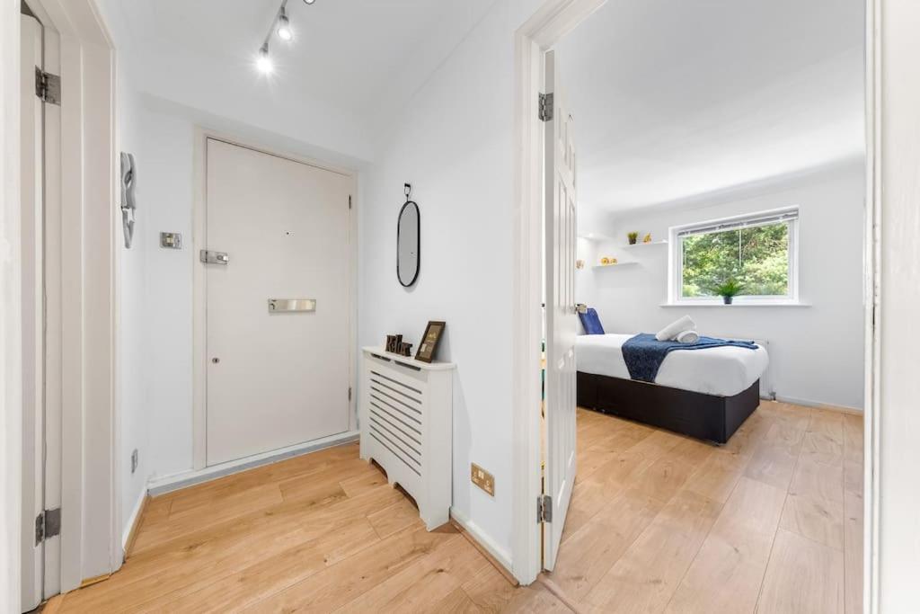 Tranquil Escape In Hertfordshire, Free Parking, 2 Bed, 2 Bath, Sleeps 6 Bushey Kültér fotó